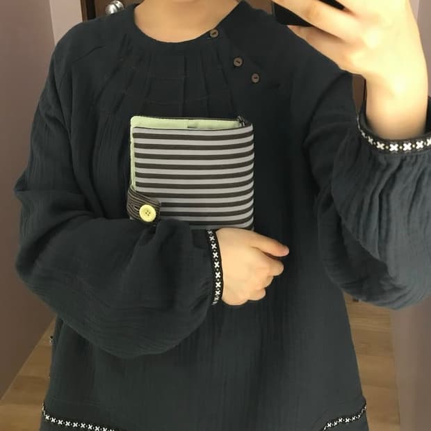 [새상품]코이세이오 브라이스 지그재그 핀턱 블라우스 블루차콜