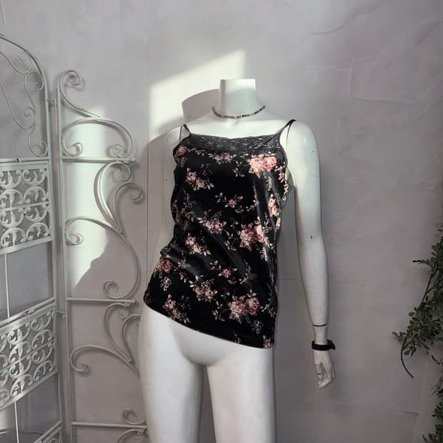 Black oriental vintage rose velvet 슬리브리스