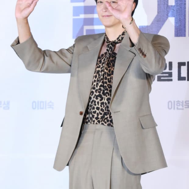 [강동원님 착용] 생로랑 24ss 오버사이즈 베이지 자켓