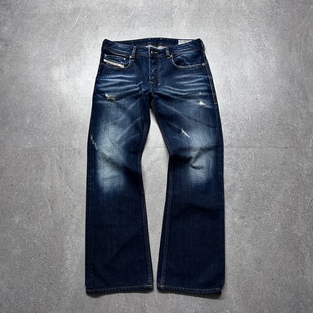 디젤 자티니 디스트레스드 부츠컷 데님 팬츠