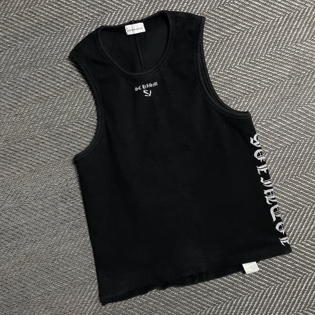  스키즘 인듀싱 로고 디테일 머슬 탑 슬리브 리스y 5147