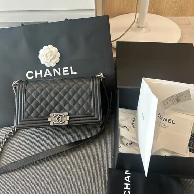 샤넬 보이백 은장 미디움 캐비어스킨