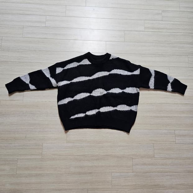 블랙 니트티 스웨터