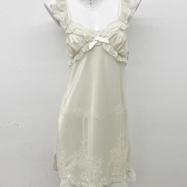 아이보리 자수 프릴 슬립