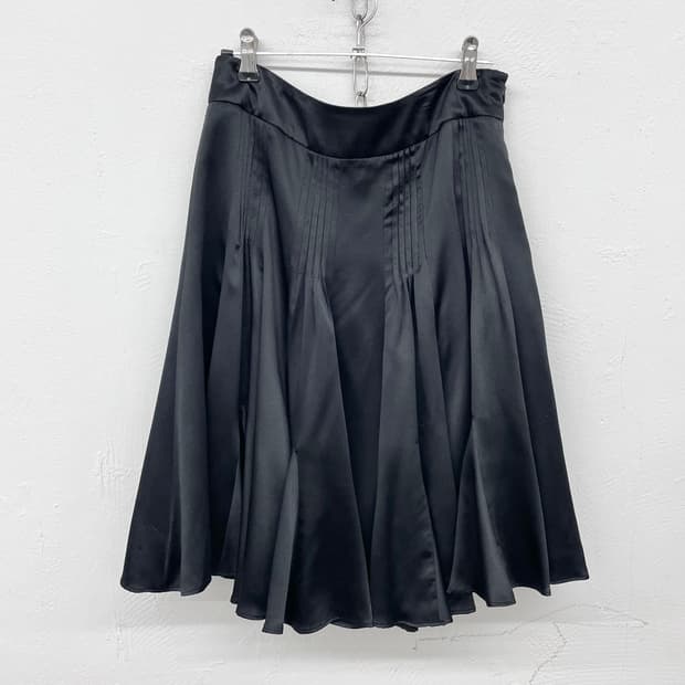 새틴 핀턱 프릴 미디 스커트