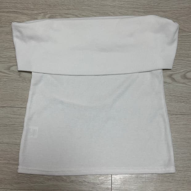 화이트 골지 오프숄더 티셔츠