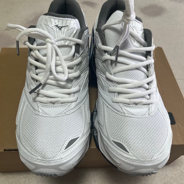 미즈노 웨이브 프로페시 LS 화이트 실버 270사이즈 팝니다