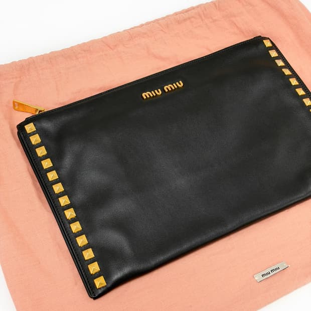 미우미우 골드 스터드 나파 레더 클러치백