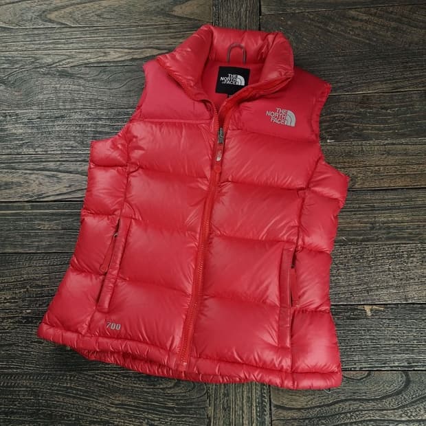 [노스페이스] 로고 자수 700 눕시 패딩 베스트 조끼 핑크 M18848