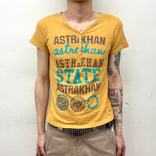 mustard button lettering T-shirt 
