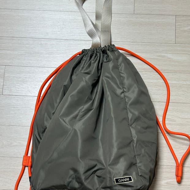 GANNI 가니 드로우스트링 숄더백 카키 (새상품)