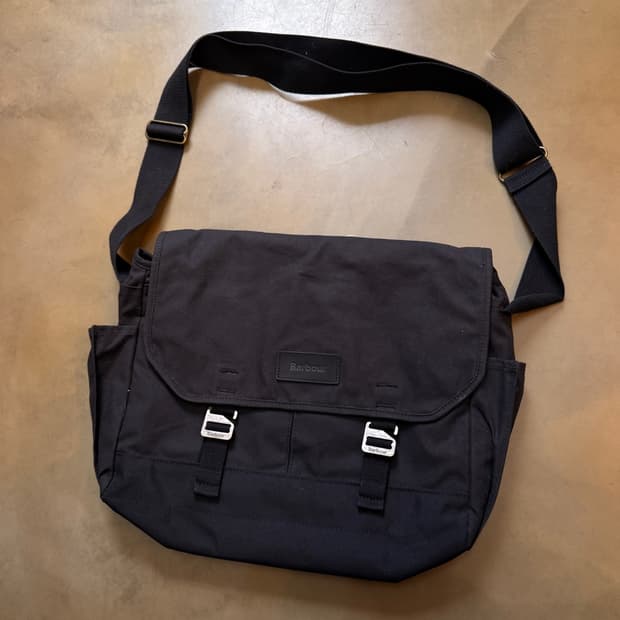 바버 에센셜 왁스 메신저 백 블랙