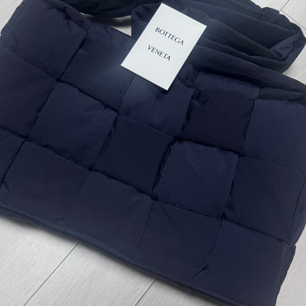 보테가 패딩 카세트백 네이비 색상 라자 판매합니다