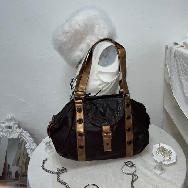 빈티지 블랙 버클 글로시 숄더백