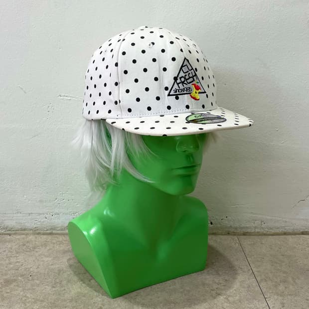 Apple black dot white cap