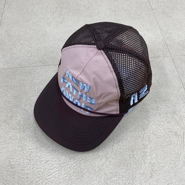  알렉스 조노 x 우즈 뉴 패스 어웨이트 트러커 햇  ﻿