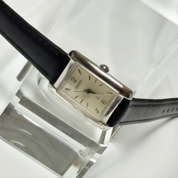 90s 빈티지 세이코 루키아 화이트 렉탱글 스퀘어 워치
