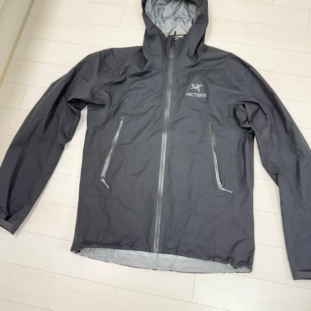 아크테릭스 베타 M 사이즈 자수 로고 버전 판매합니다  새상품 크림가 1