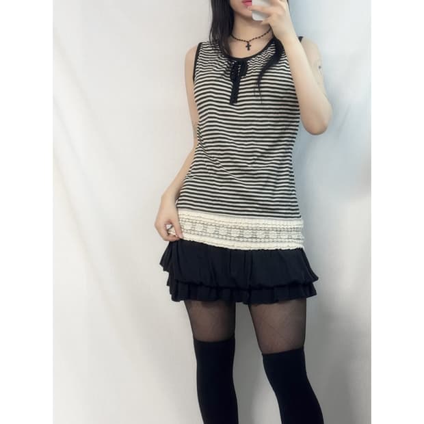 리본 넥 밑단 프릴 슬리브리스