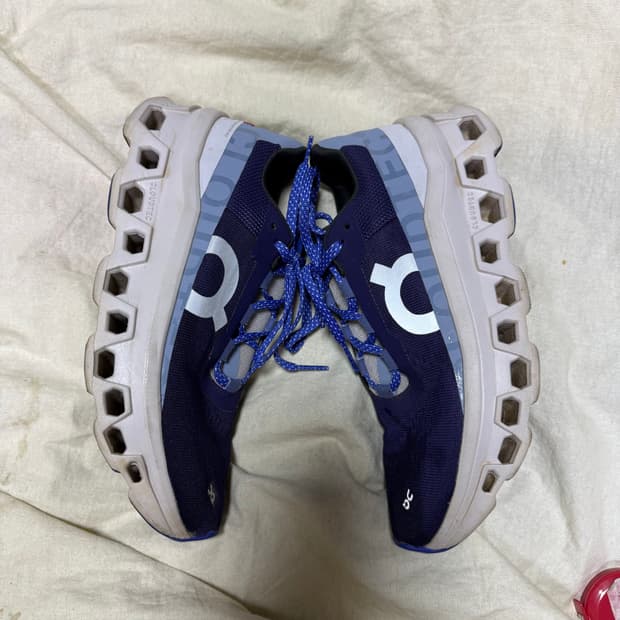 온 클라우드 러닝화 네이비/화이트