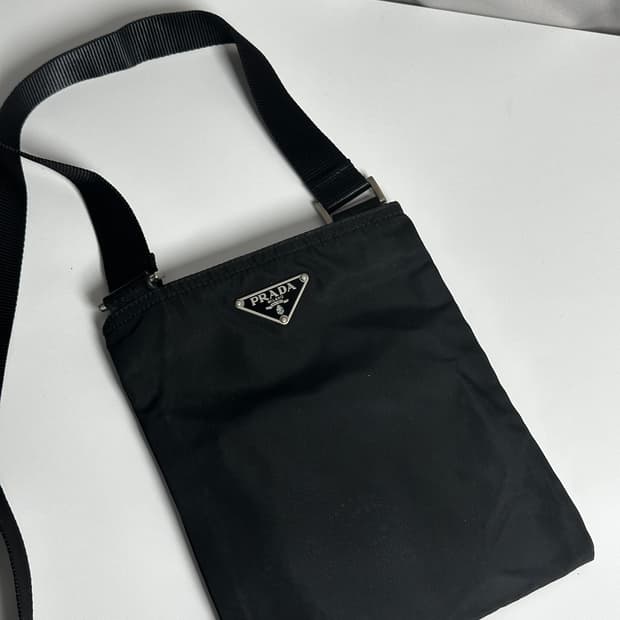 프라다 나일론 버티컬 미니 크로스백 (Black)