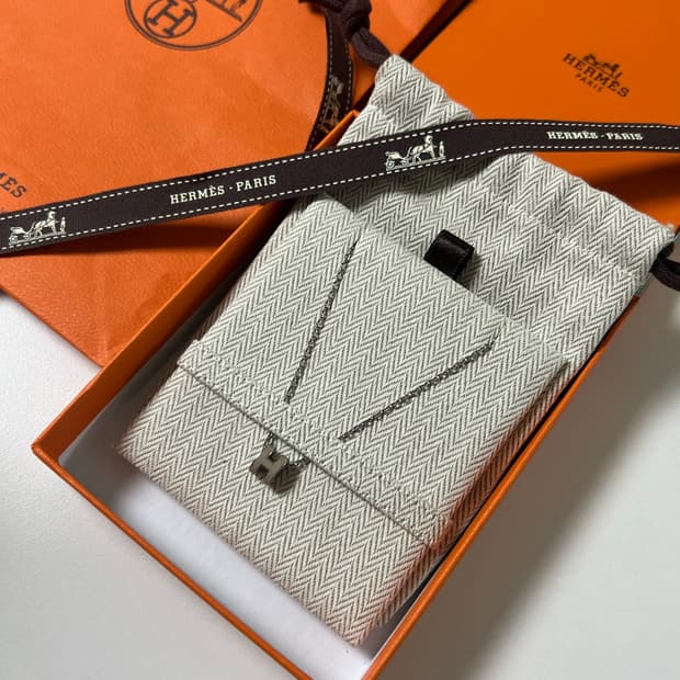 [정품] 에르메스 팝아슈 미니 펜던트 팔라듐 하드웨어 & 마롱 글라세