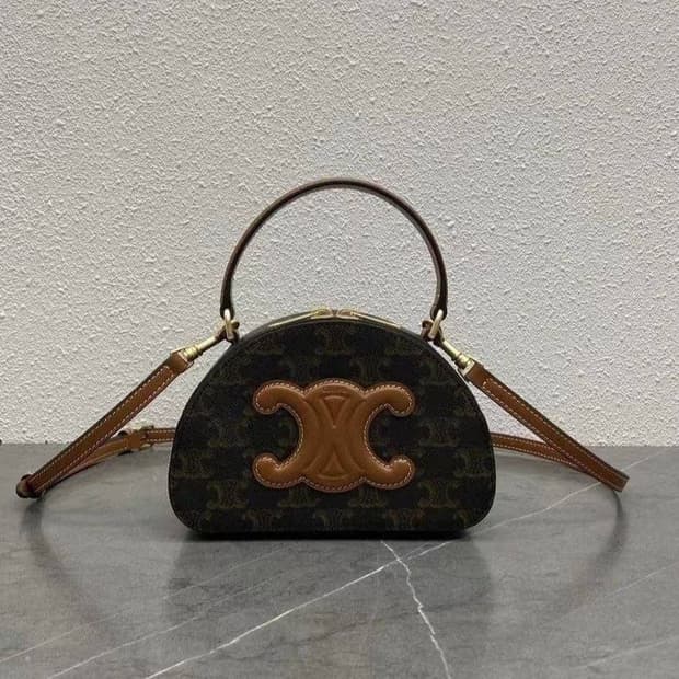 셀린느(Celine) 하프 문 케이스(Half Moon Case)