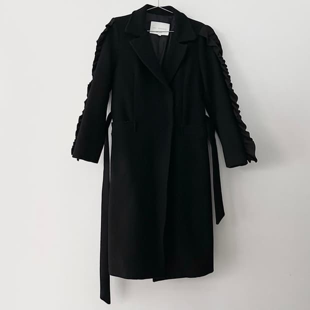 Wave frill tailor coat / black