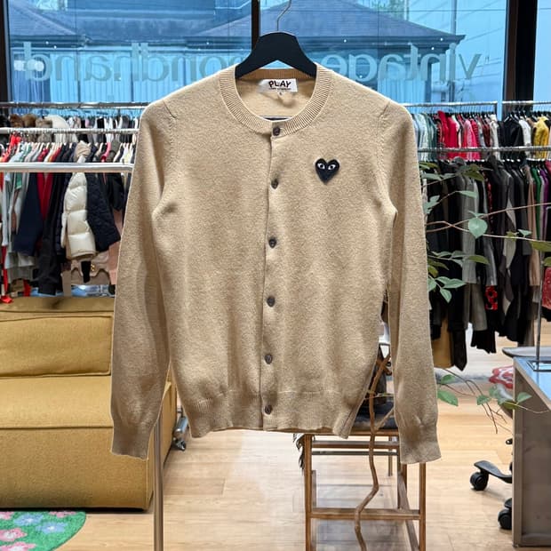 꼼데가르송 플레이 베이지 블랙 하트와펜 가디건 