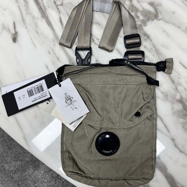 cp컴퍼니 크로스바디 파우치 빈티지카키