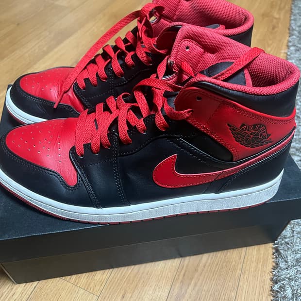 조던1 미드 블랙파이어레드 285