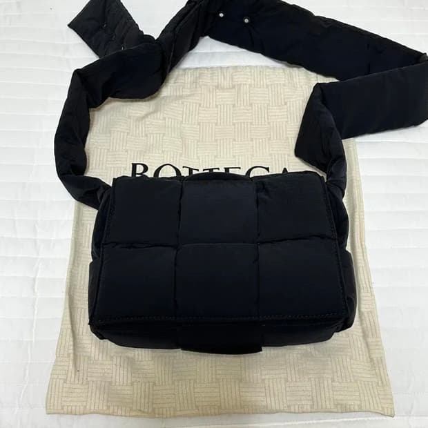 보테가베네타 패딩 카세트백 스몰 블랙