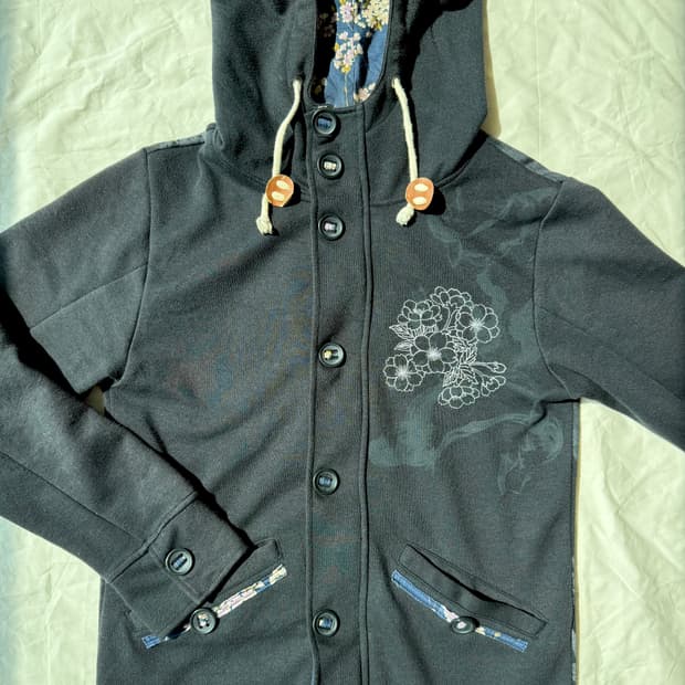 블랙 버튼 잉어 자수 집업