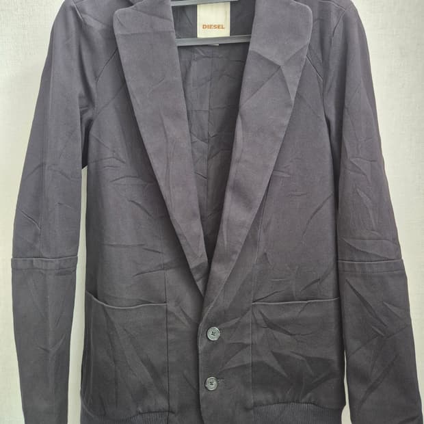 디젤l 블랙 자켓입니다
사이즈는 XS입니다 90-95