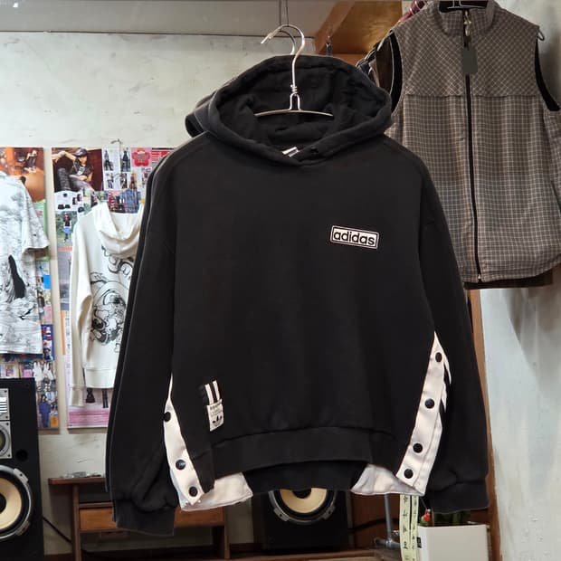 아디다스 사이드 버튼 반크롭 후드티