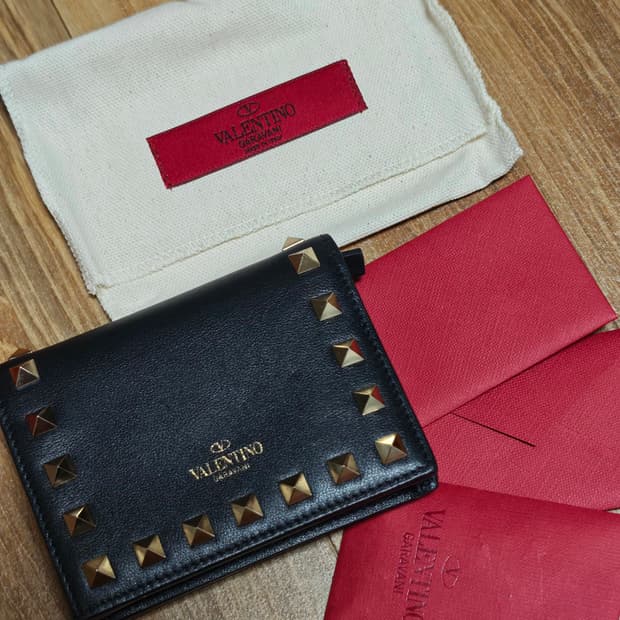 발렌티노 락스터드 반지갑 블랙 판매합니다!