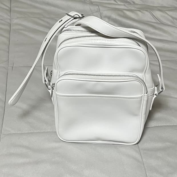 꼼데가르송 크로스백 화이트