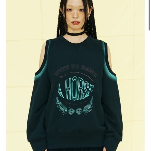 Kyo 쿄 어깨트임 맨투맨/실착2회/드라이크리닝완료