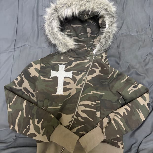 러브이즈트루 카모 후드집업