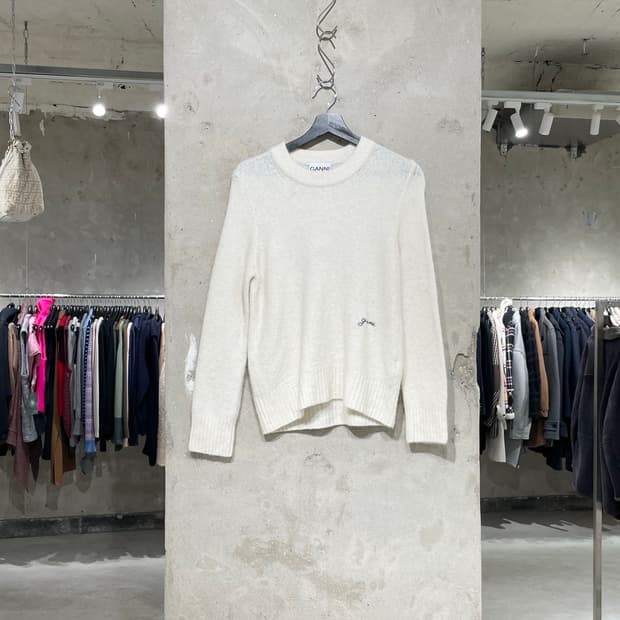 가니 아이보리 브러시드 로고 알파카 울 니트