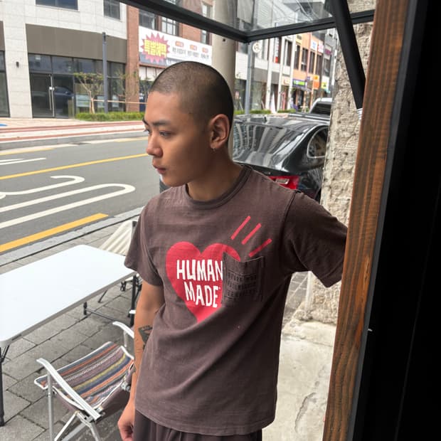 휴먼메이드 브라운 포켓 하트 반팔티