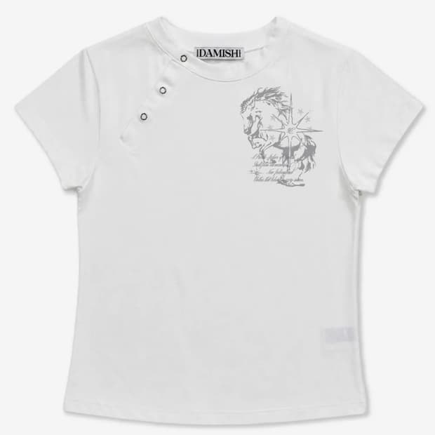 다미쉬 포니 그래픽 사선 버튼 티셔츠