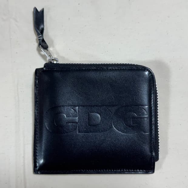 CDG Embossed Logo Wallet 꼼데가르송 지갑 블랙
