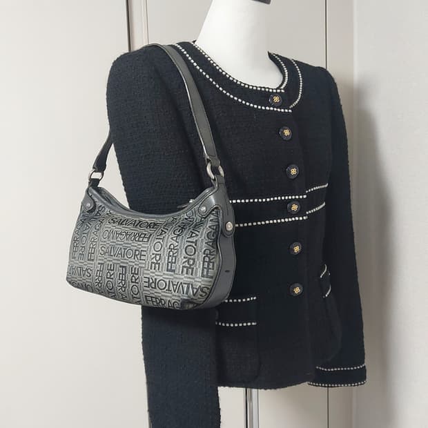 페라가모 자가드 로고 숄더백 (정품)