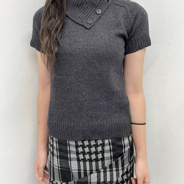 울 버튼 디테일 하프 니트