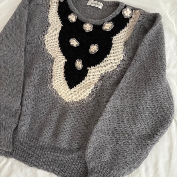 grey corsage sweater 코사지 디테일 니트