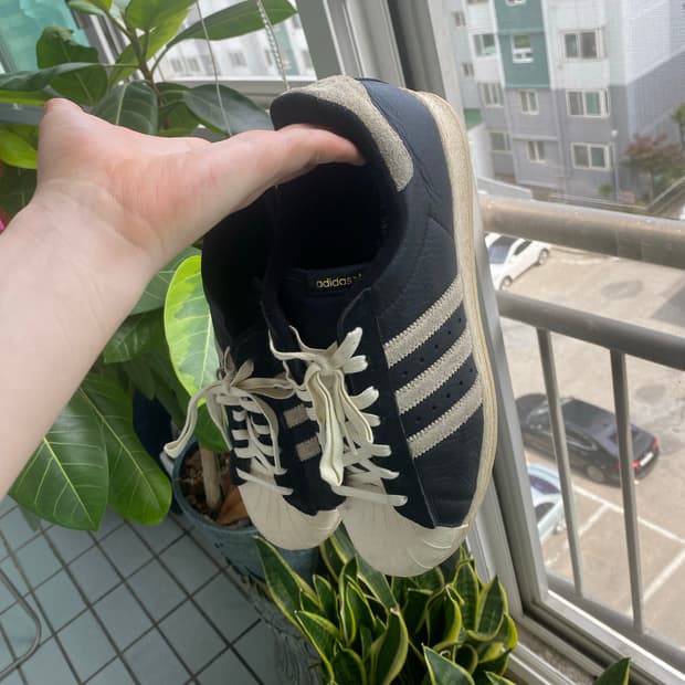 아디다스 슈퍼스타 82 검흰