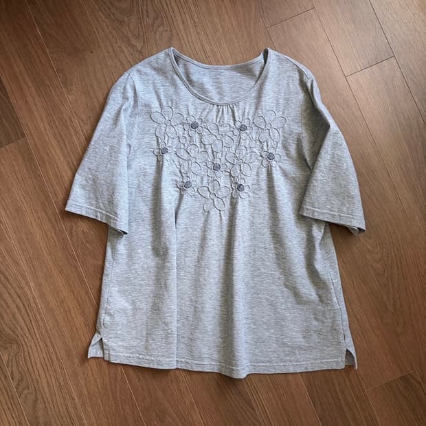 flower stitch t-shirt