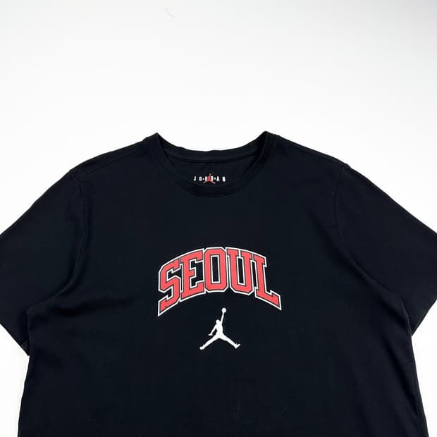 조던 점프맨 서울 센터 로고 블랙 반팔 티셔츠 (XL)