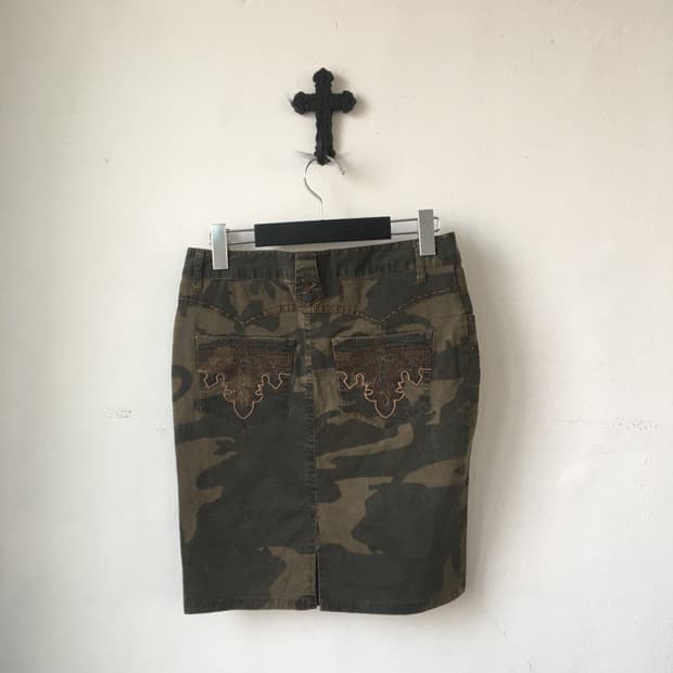 Back stitch point camo pattern skirt